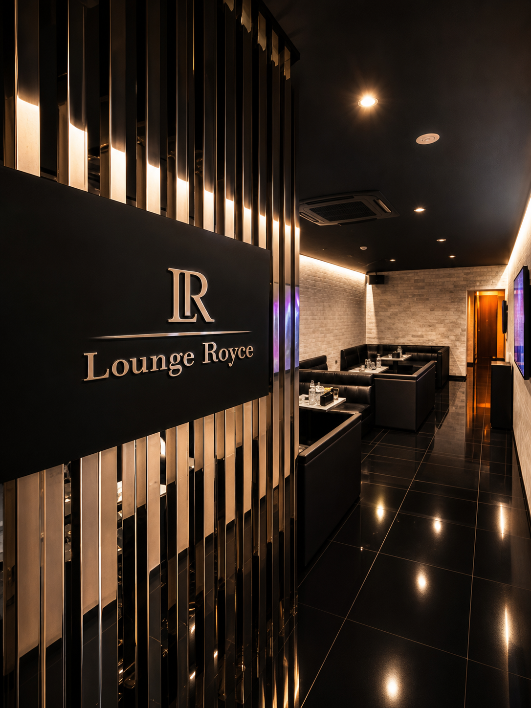 Lounge Royceの店内ロゴとフロア